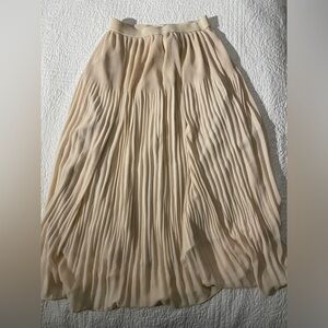 Blush pleated H&M skirt. Never worn-size Small